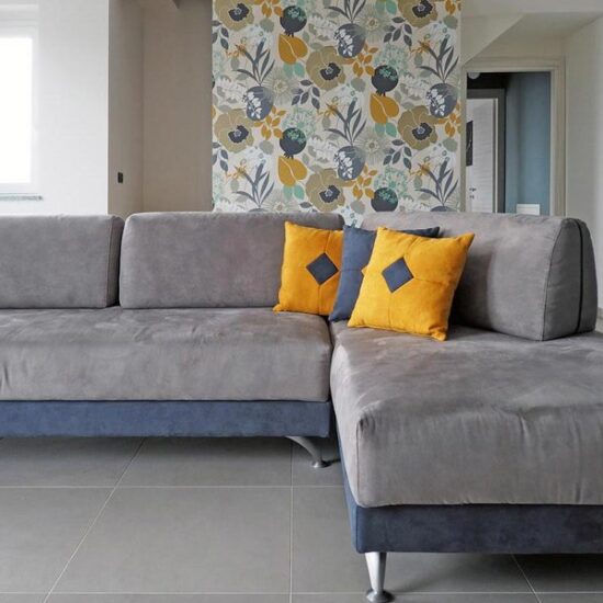 “Casa dei Viaggiatori”: cómo resaltar la decoración de interiores usando gres porcelánico gris