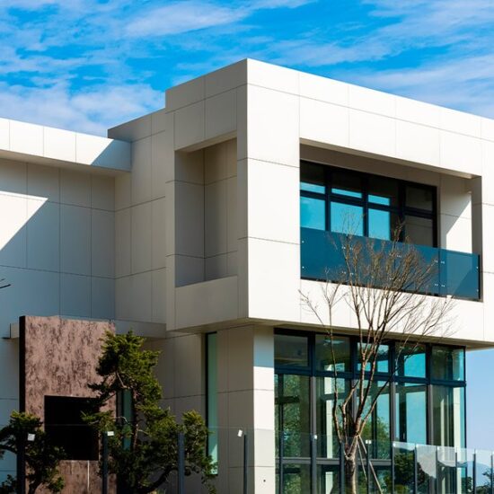 Fachadas ventiladas y gres porcelánico: binomio de éxito en una arquitectura cada vez más ecológica