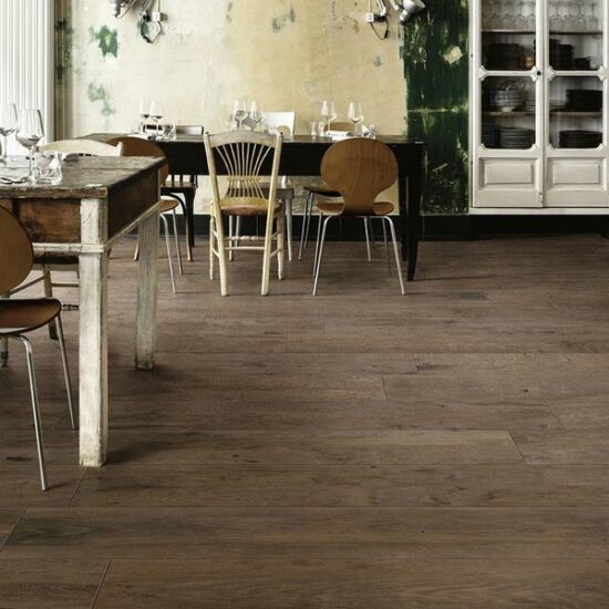 Todo el encanto de la madera desgastada en el gres porcelánico Treverkdear