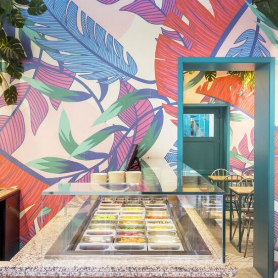 Gres imitación terrazo veneciano en un local de estilo tropical