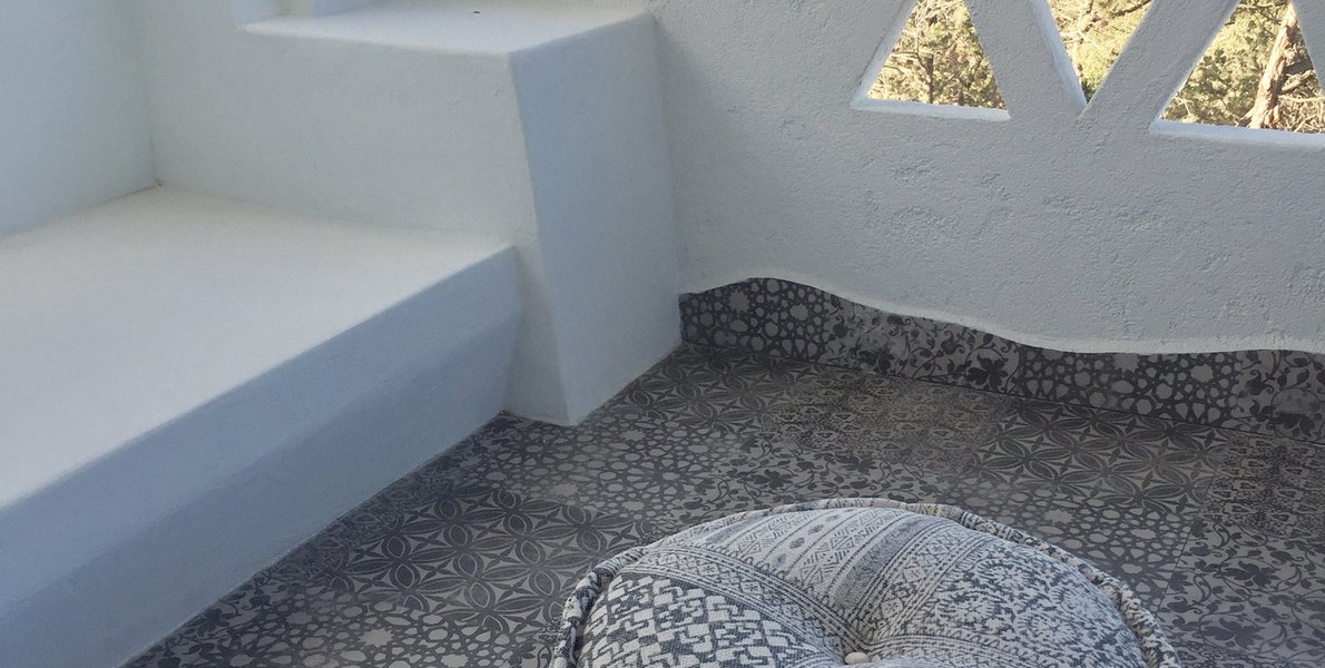 Baldosas hidráulicas y azulejos hexagonales de gres en una residencia a orillas del mar en la Costa Esmeralda