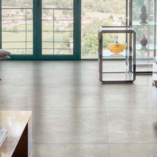 Mystone Limestone: la roca sedimentaria se hace sedosa sobre el gres porcelánico