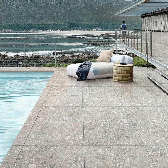 Revestir una terraza con gres porcelánico imitación piedra