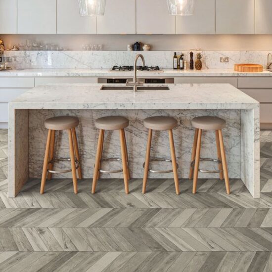 El redescubrimiento del encanto de la colocación Chevron en los proyectos de interiorismo