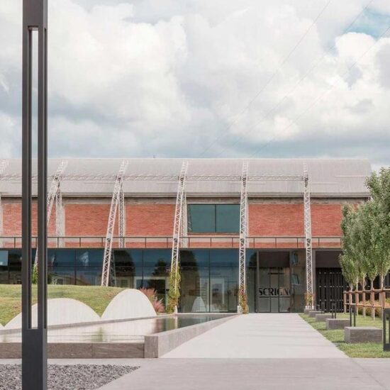 Un rico esquema en verde y gris de imitación de la piedra para la reforma de la sede central de Scrigno