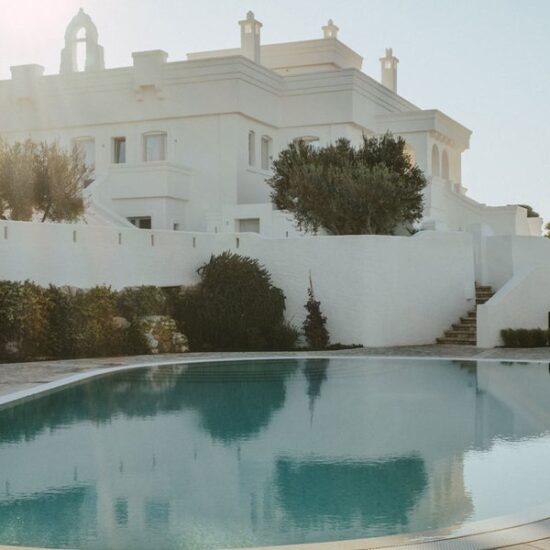 Una masía inmersa entre los olivares monumentales de Puglia