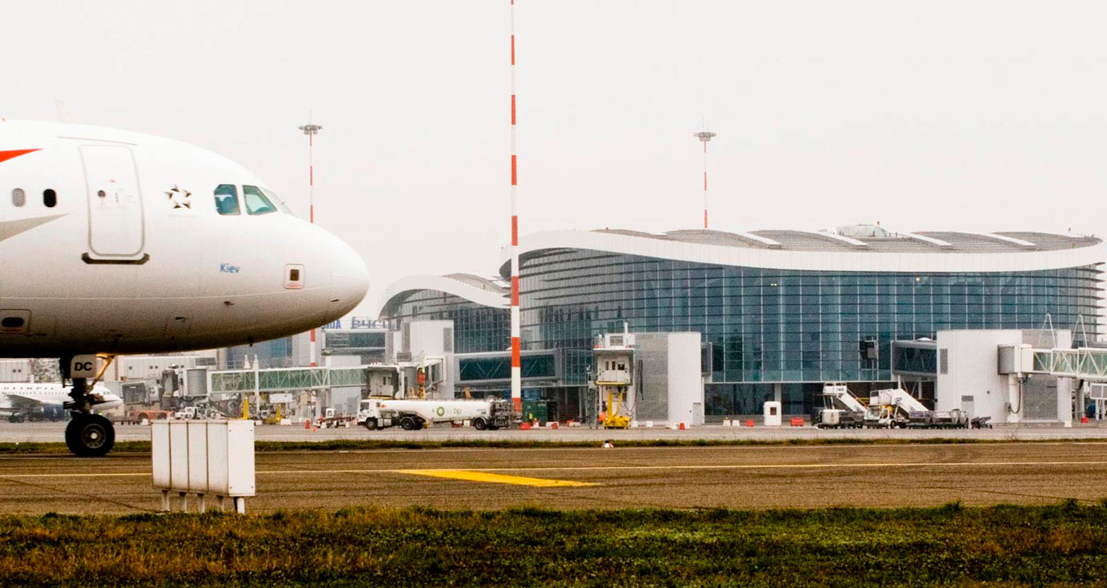 marazzi aeroporto internazionale henri coanda 000.jpg